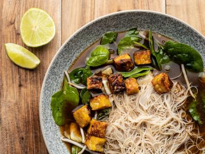 Nudelsuppe med tempeh, spidskål, spinat, spirer, miso og ingefær