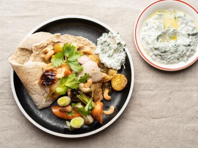 Jamaicansk kylling med knoldselleri, kartofler, rødløg, mynte, yoghurtdressing og fladbrød.