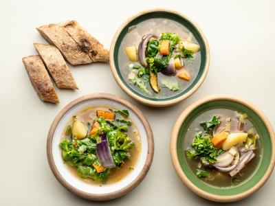 Kartoffel-grønkålssuppe med porrer, gulerødder, persille, timian og brød