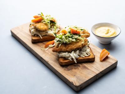 Toast med paneret kylling, selleri-slaw, kål og syltede gulerødder