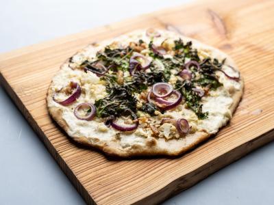 Blomkålspizza med friteret salvie og brunet smør