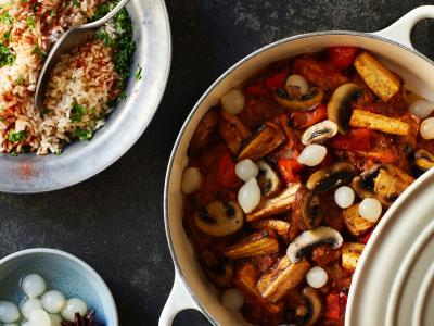 Paprikagryde med røde linser med søde pastinakker, kalkun-chuncks, bacon og ris