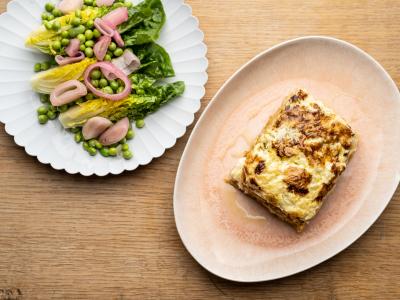 Lasagne med gul squash, mascarpone og gul tomatsauce med rosmarin serveret med hjertesalat, syltede løg og friske ærter