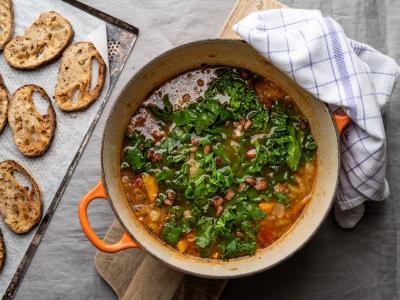 Toscansk bønnesuppe med bacon, svampe og brød med oliventapenade