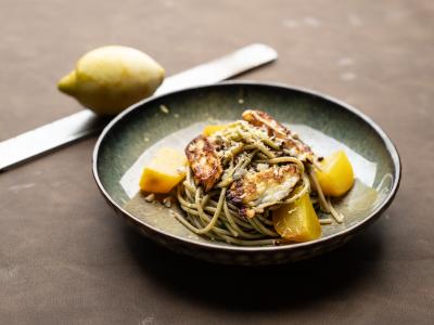 Pasta med gule beder, halloumi og grøn pesto af persille, mandler og græskarkerner