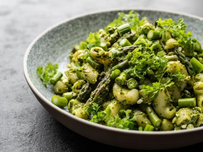 Pasta med asparges, hytteost og grøn salsa