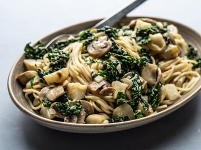 Spaghetti med svampe, jordskokker, citron og palmekål