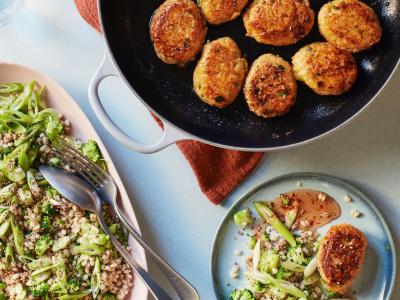 Fish cakes og sursød-chili med bulgur, forårsløg og rød karry med perlebyg