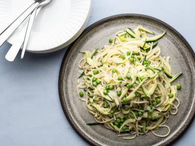 Pasta med squash, friske ærter, fløde og citron