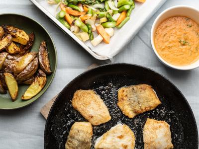 Stegt rødspætte med kokos-tomatsauce, råstegte kartofler, asparges og majroer