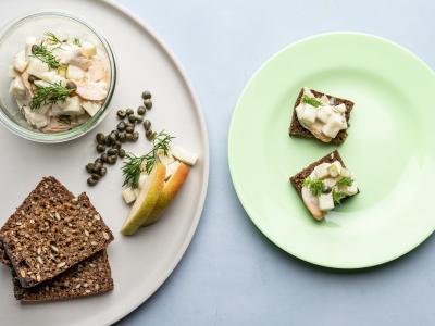 Laksesalat på rugbrød med pastinak, pære, kapers og dild