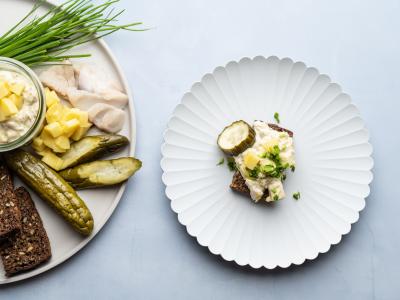 Hvid fiskesalat med kartoffel, hvidløg, dild og citron