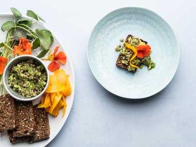 Linsesalat med persillepesto og rødløg