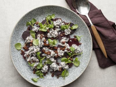 Friskkogte rødbeder med tæt salat af kogte linser i flødeost toppet med peberrod og bacon