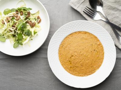 Gazpacho med pintobønner, spidskål og brøndkarse