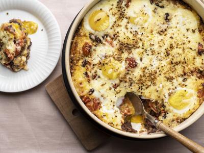 Gratin med brune bønner, tomat, peberfrugt og basilikum