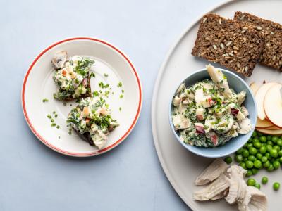 Hønsesalat med svampe, friske æbler, syltede agurker og hjemmerørt dressing