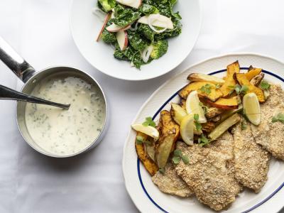 Hirsepaneret skrubbe med persillesovs, æblesalat, grillet græskar og kartoffelfritter vendt med eddikesalt