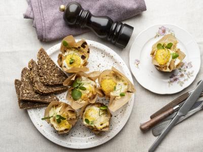 Æg i cocotte med svampe, linser, tomat og mozzarella