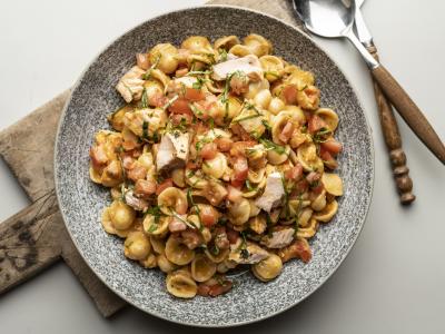 Pasta med laks, tomat og basilikum