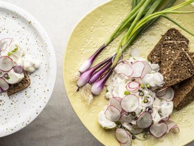 Kartoffelsalat med kikærter og rygeost