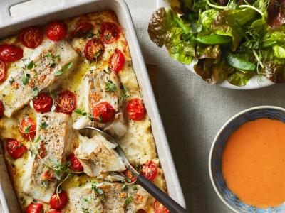 Mørksejsgratin med kartoffel-bønnemos, frisk tomatsauce og salat med sukkerærter