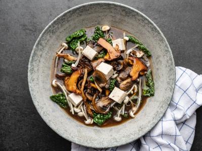 Klar svampesuppe med blandede svampe, tofu og og palmekål