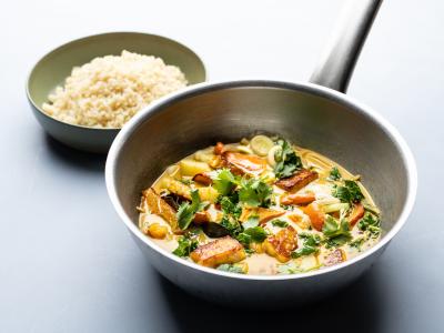 Tempeh i grøn karry med kartofler, græskar, grønkål, kokos og koriander serveret med bulgur