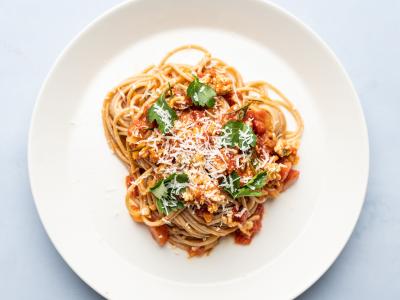 Spaghetti med kyllingkødsauce, tomat, timian og rosmarin