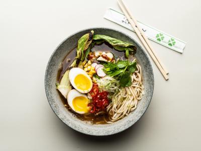 Ramen-suppe med æg, friske majs, radiser, broccoli og ærteskud