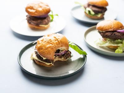 Grøn burger med bøf af perlebyg og flækærter serveret med trøffelmayonnaise, kål og brøndkarse