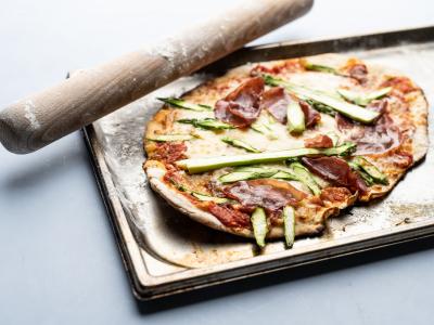 Pizza med asparges og bresaola