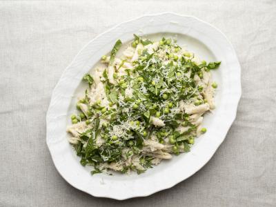 Spaghetti med hvid kødsovs af kylling, nye ærter, citron og parmesan