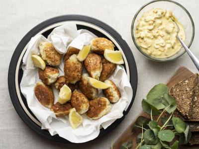 Fiskefrikadeller med hvide bønner og grov remoulade