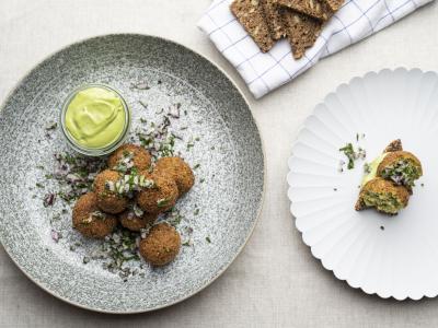 Persillefalafel med tahin med urtemayonnaise og syltede rødløg