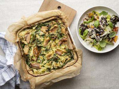 Tærte af røget ørred, porre, spinat og hytteost med salat af belugalinser, fennikel og farvede tomater.