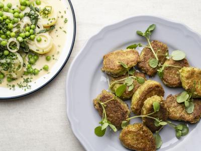 Ærtefrikadeller med lun kartoffelsalat