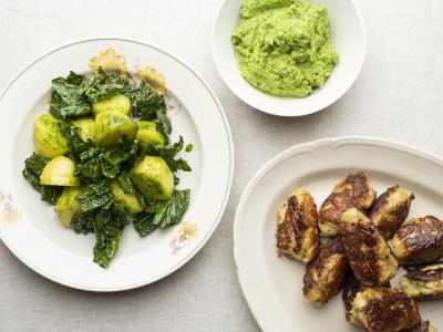 Kulmulefrikadeller med ærtehummus og persillekartofler med palmekål