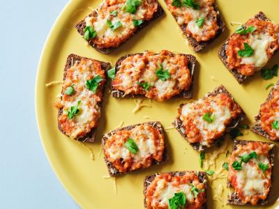 Rugbrødspizza med røde linser
