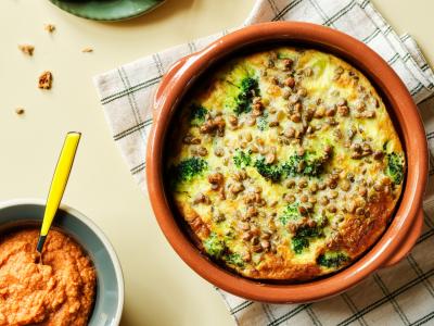 Æggekage med broccoli og tomathummus