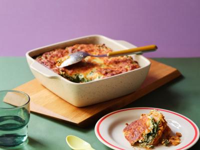 Lasagne med kyllingekødsovs og cremet spinat